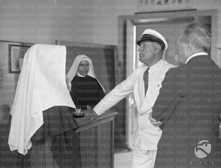 Mussolini si intrattiene con una suora in un'aula dell'asilo Principe ...