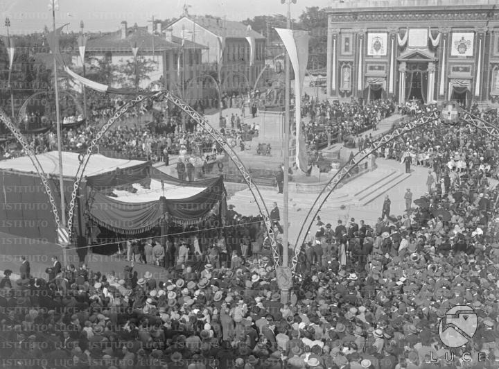 Piazza Della Conciliazione A Desio Ripresa Dall Alto E Gremita Di