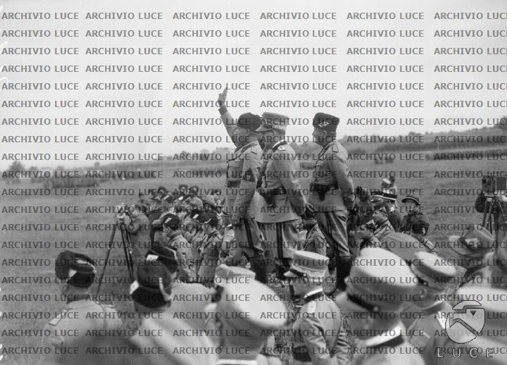 Mussolini fa il saluto fascista durante la sfilata all'ippodromo di ...