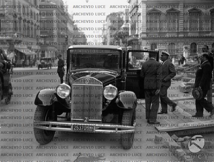 Mussolini sale in automobile al termine della sua visita ai lavori di ...