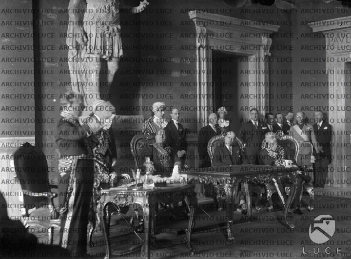 Mussolini, Boncompagni Ludovisi e accademici d'Italia, ascoltano il ...