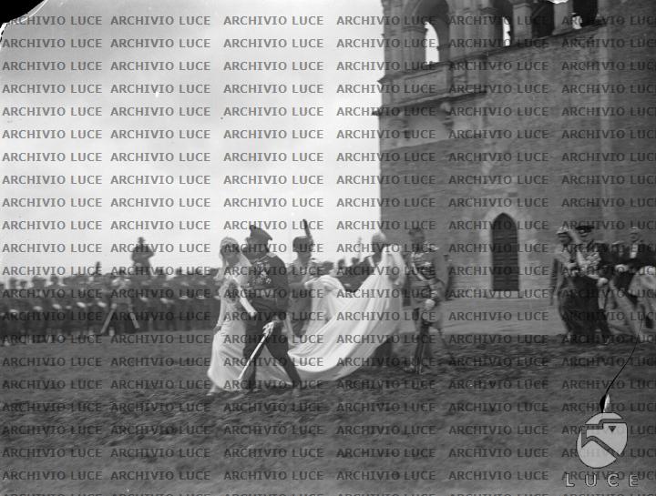 Gli sposi Boris III di Bulgaria e Giovanna di Savoia attraversano l