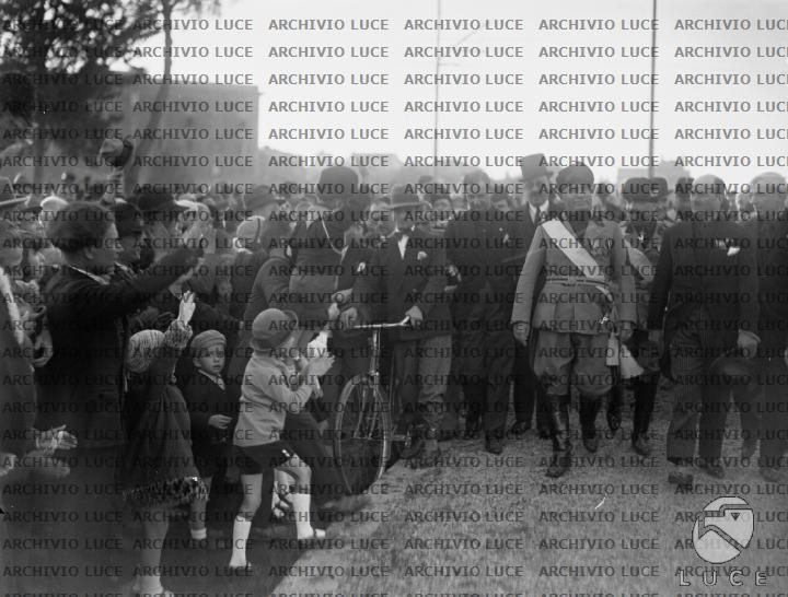 Mussolini, accompagnato dal governatore di Roma Boncompagni Ludovisi ...