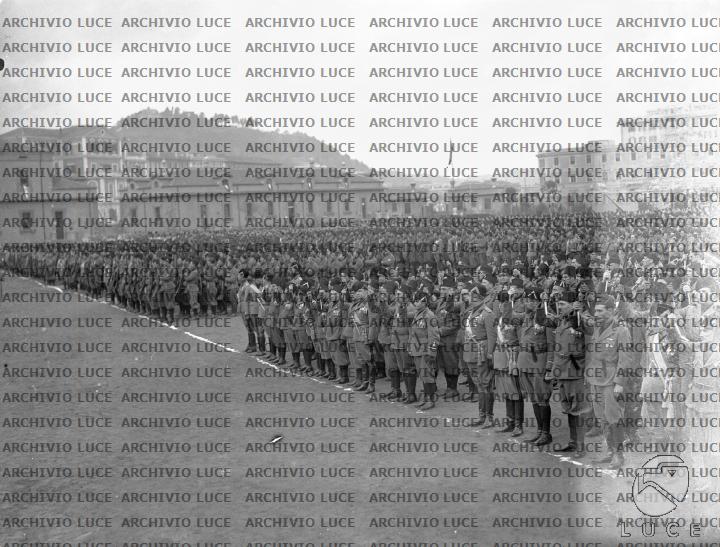 Militi schierati nella piazza d'armi della caserma Mussolini alzano un ...