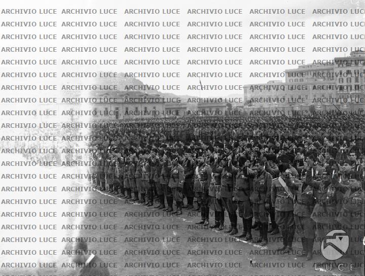 Militi schierati nella piazza d'armi della caserma Mussolini alzano un ...