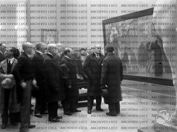 Mussolini, accompagnato da un gruppo di personalità, visita una sala ...