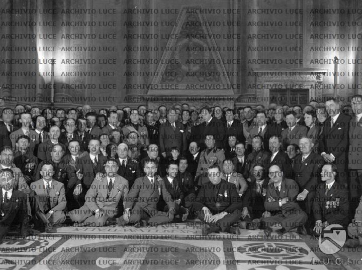 Mussolini riceve un folto gruppo di mutilati veneti nella Sala del ...