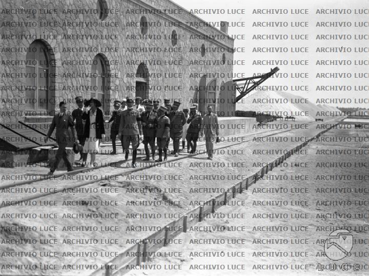 Umberto e Maria Josè, da autorità militari e civili