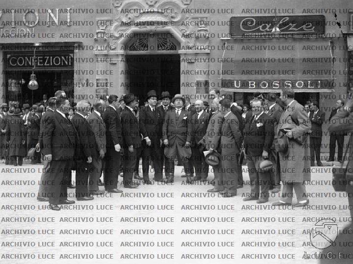 Mussolini in posa in via Agostino Depretis con Boncompagni Ludovisi e ...