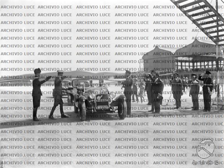 Mussolini arriva a bordo della sua Alfa scoperta all'autodromo del ...