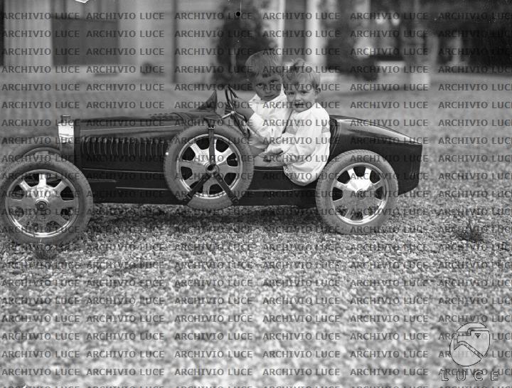 Romano e Anna Maria Mussolini ripresi a bordo di una macchina ...