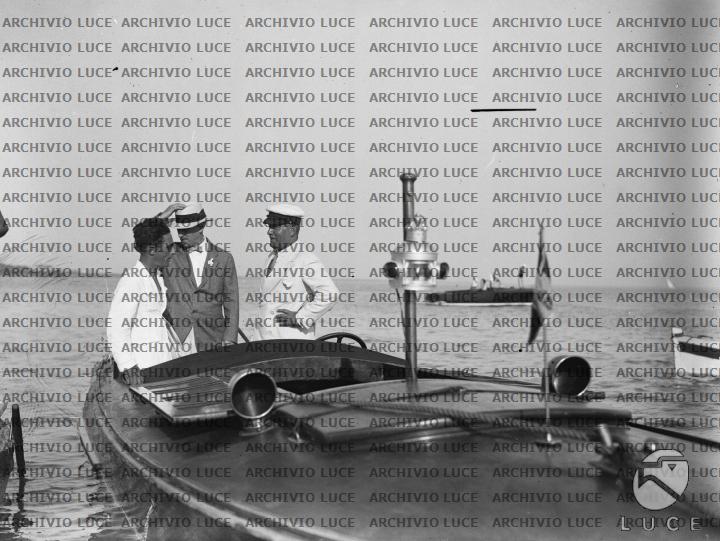 Mussolini e Stimson in piedi a bordo del motoscafo Delfino nelle acque ...