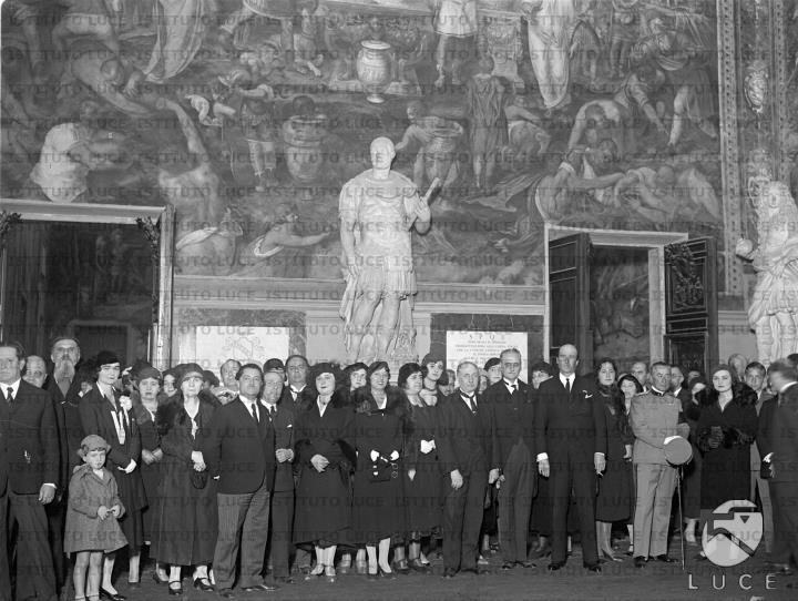 Il Governatore di Roma riceve i bibliotecari italiani nella sala Giulio ...