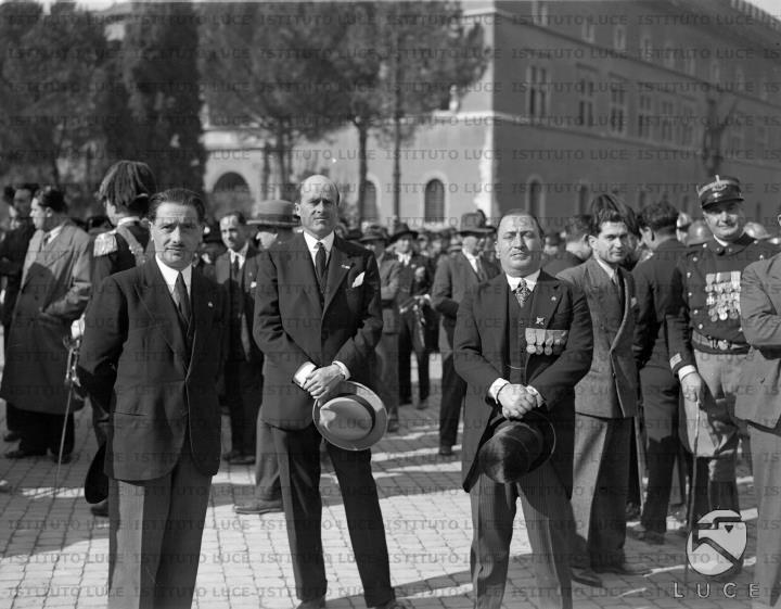 Il governatore di Roma principe Boncompagni Ludovisi posa tra una ...