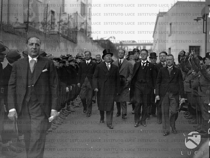 Mussolini, accompagnato da un gruppo di autorità, si reca ad inaugurare ...