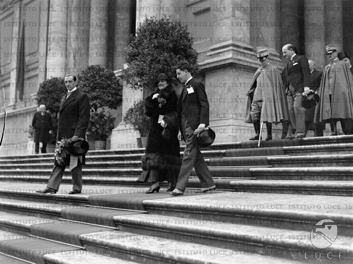 La regina Elena e il re Vittorio Emanuele III escono dal Palazzo delle