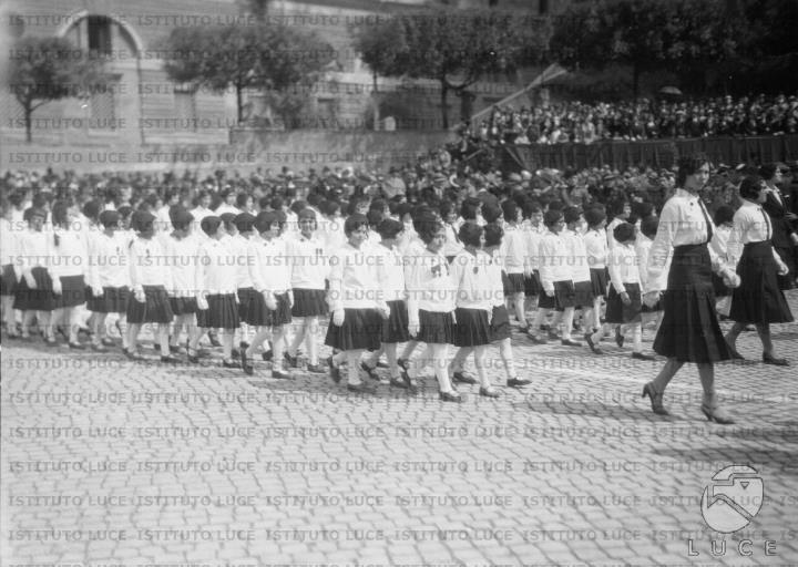Piccole e giovani italiane sfilano in Piazza del Popolo durante la ...