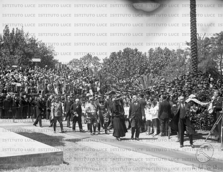 Mussolini Ed Elena Di Savoia Parlano Passeggiando Seguiti Da Vittorio