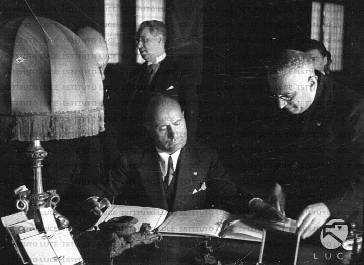 Mussolini mentre firma il trattato di non aggressione e neutralità con