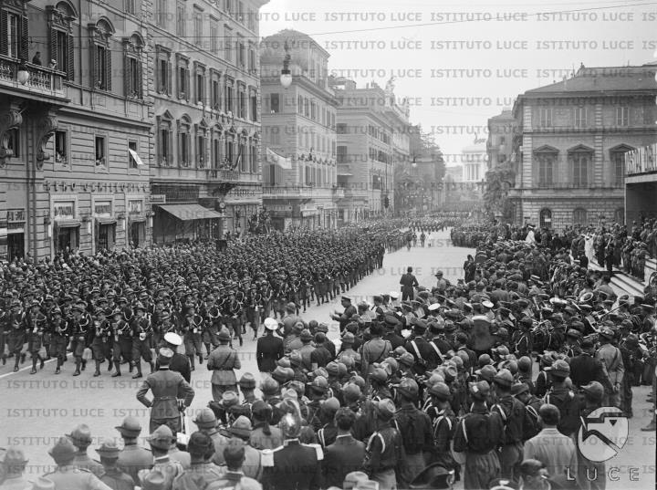 Avanguardisti Premarinari Sfilano Dinanzi Al Duce In Via Nazionale In Occasione Dello Sfilamento