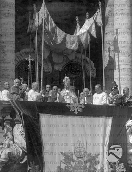 il-papa-pio-xi-benedice-i-fedeli-dalla-loggia-della-basilica-di-s