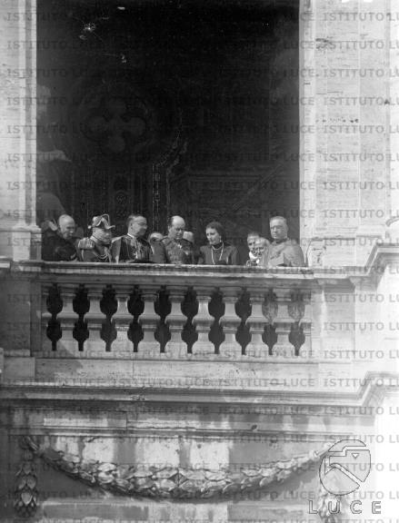 Il governatore di Roma Bocompagni Ludovisi, affacciato a un parapetto ...