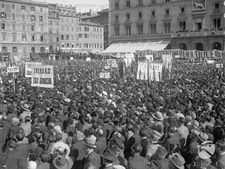 Folla In Piazza Venezia Con Cartelli E Striscioni In Occasione Del