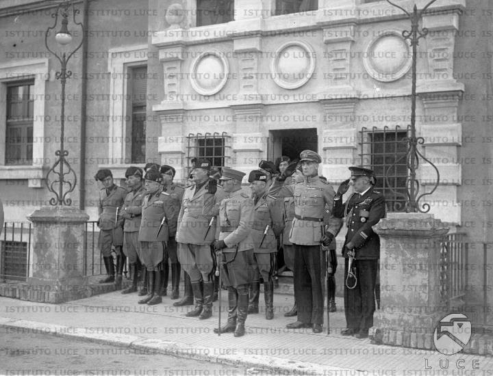 Il capo dell'esercito finlandese generale Oesterman, circondato da