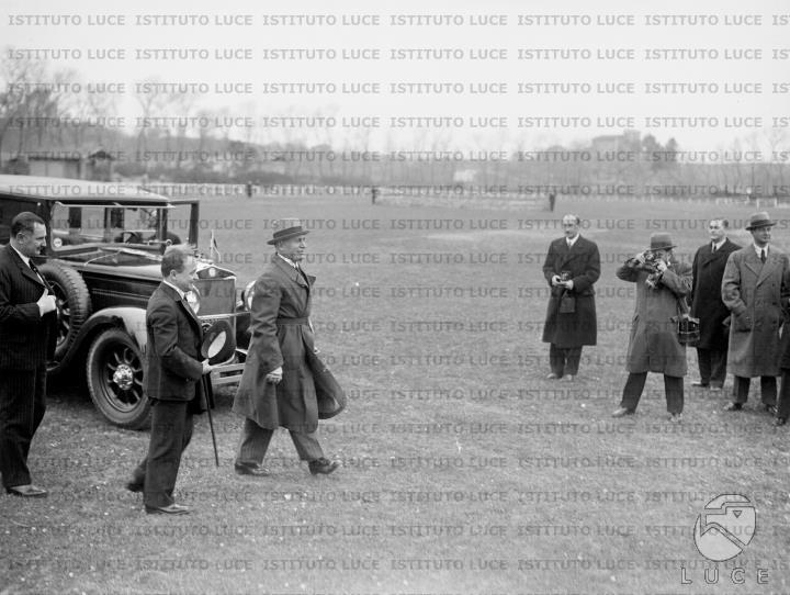 Il Duce Appena Sceso Da Un automobile Viene Accolto Da Alcuni Fotografi 