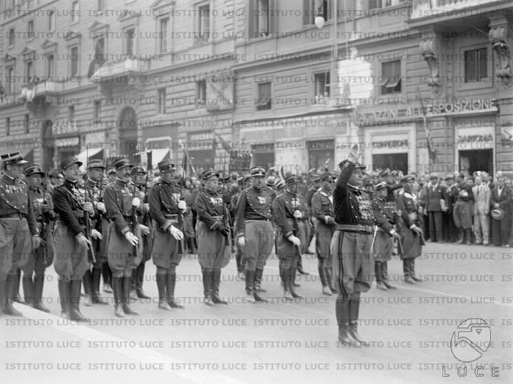 Garibaldini Lungo Via Nazionale Attendono Il Cambio Della Guardia Alla