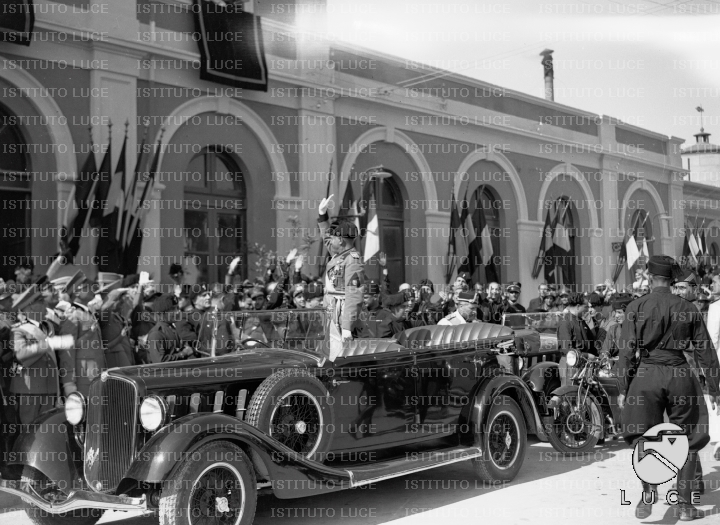Mussolini saluta la folla davanti alla stazione di Lecce - Archivio ...