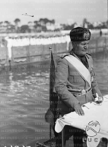 Mussolini su un'imbarcazione - Archivio storico Istituto Luce