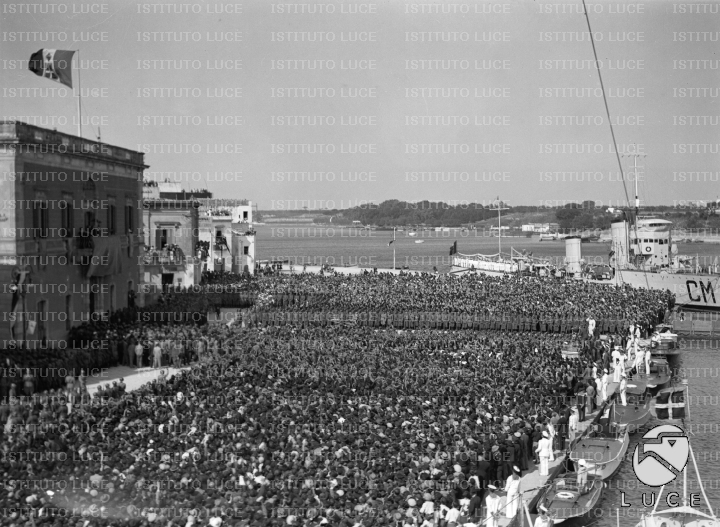 La folla assiste al discorso di Mussolini davanti a Palazzo Montenegro ...