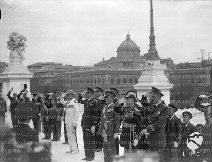 Aviatori della squadriglia da caccia francese e autorità mentre fanno