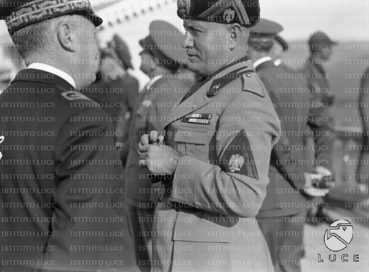 Mussolini mentre parla con un ufficiale durante le esercitazioni aeree ...