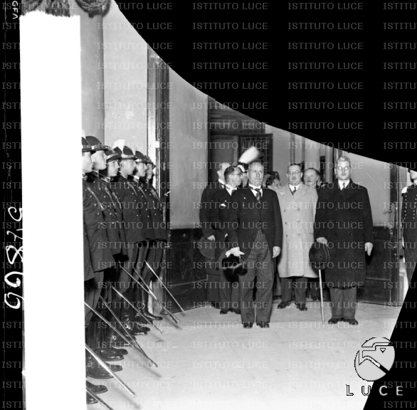 Mussolini con il cancelliere austriaco Kurt von Schuschnigg al suo arrivo alla stazione Termini