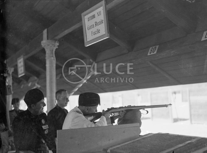 Mussolini Mentre Prende La Mira Con Il Fucile All'interno Del Poligono ...