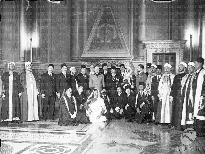 Mussolini e Balbo posano con i notabili libici nella Sala del ...