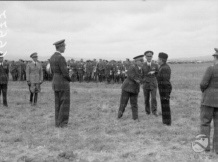 Valle saluta Paulucci di Calboli sulla pista dell'aeroporto di Forlì