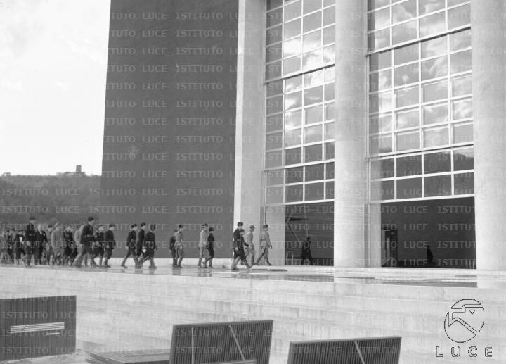 Mussolini e un folto gruppo di autorità visitano il Foro Mussolini in ...