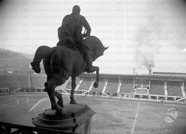 Statua equestre di Mussolini (vista di spalle) nello stadio del Littoriale  di Bologna - Archivio storico Istituto Luce