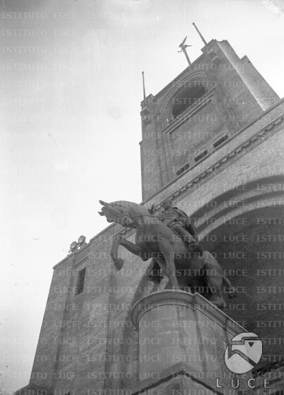 Statua equestre di Mussolini (vista di spalle) nello stadio del Littoriale  di Bologna - Archivio storico Istituto Luce