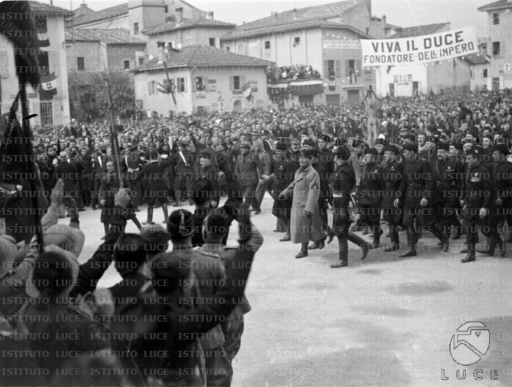 Mussolini, accompagnato da un folto gruppo di gerarchi, giunge in ...
