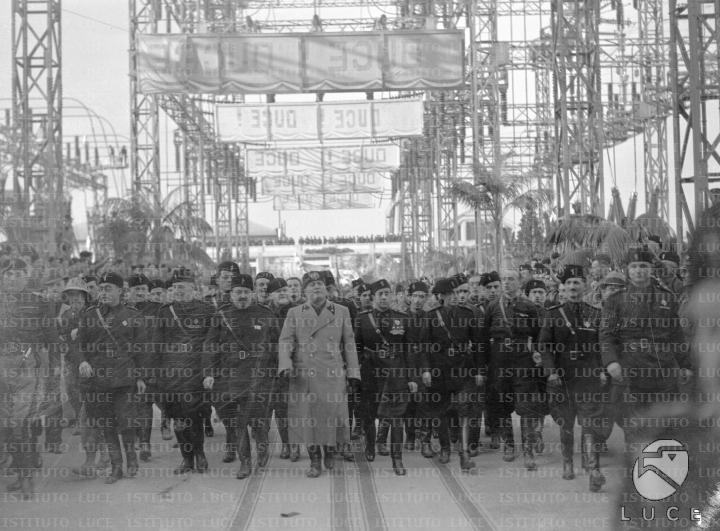 Mussolini Accompagnato Da Pasini a Sinistra Starace Ed Un Folto 