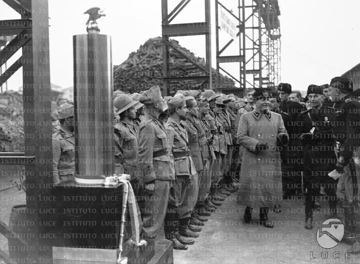 Mussolini passa in rassegna reparti della Milizia e dei reduci dell ...