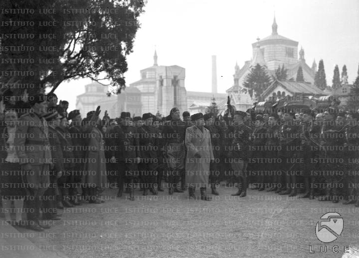 Mussolini riceve l'omaggio di un folto gruppo di fascisti schierati in ...