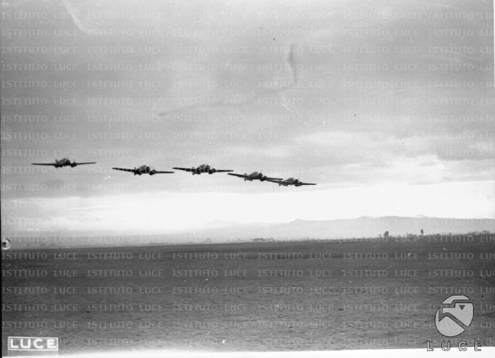 Aerei in volo sulla base di Guidonia - Archivio storico Istituto Luce