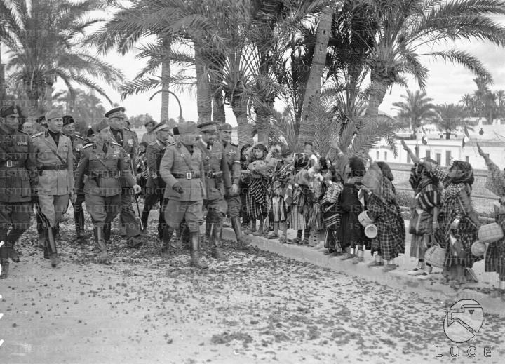Derna: Mussolini e Balbo sfilano in testa a un gruppo di personalità ...