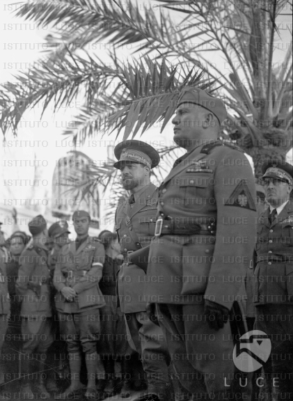 Bengasi: Mussolini, Balbo e il generale Valle ritratti all'esterno di ...