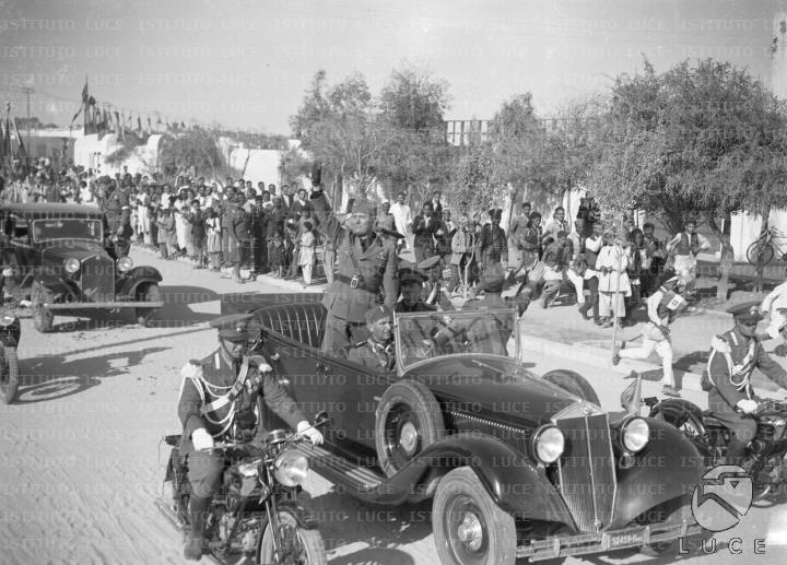 Bengasi: Mussolini sfila in automobile scoperta lungo un viale di ...